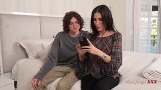 Aunt Judy's - Shay Sights Enlists the Help of Her Stepson with Some Smartphone Issues