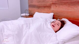 Stepsister Creeps Into My Bed Scared by Strange Noises - Danner Mendez and Salome Gil