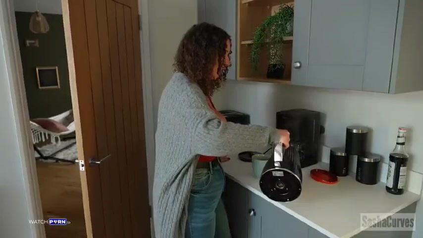 SashaCurves - StepMom and StepSon Reconnected P1