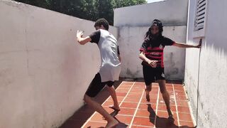 Dóis meio - irmão num jogo de futebol interrompido , atrás do carro aquele sexo de pura jogada